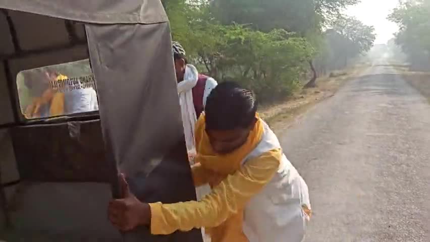 ग्राम साथी से मिलाथू के बीच युवा किसान बैटरी रिक्सा में सीमेंट लेकर जाते वक्त गड्डे में फस गया था सहयोग कर निकलवाया #PC