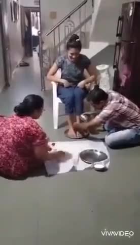 बेटी की बिदाई से पहले उसके पदचिन्हों को संजोते माता - पिता  ये केवल मेरे भारत में ही संभव है 🙏 
#IndianCulture