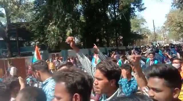 छात्रों ने ऑनलाइन परीक्षा की मांग को लेकर आज विश्वविद्यालय का किया घेराव।#सरगुजा यूनिवर्सिटी