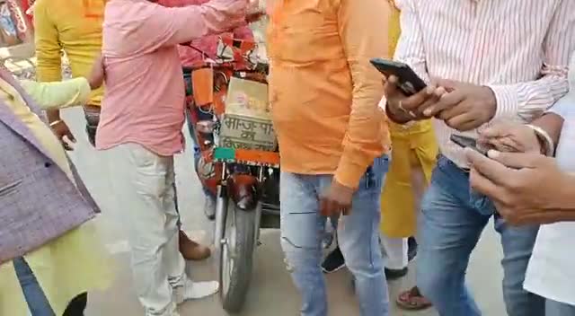 युवा मोर्चा के साथीयों के साथ जित का जश्न मनाते हुए।। उत्तरप्रदेश के साथ साथ उत्तराखण्ड, मणिपुर और गोवा में भाजपा  की पूर्ण बहुमत की सरकार के लिये प्रधानमंत्री श्री #नरेन्द्र_मोदी जी एवं प्रदेश नेतृत्व को बहुत बहुत बधाई एवं शुभकामनाएं।