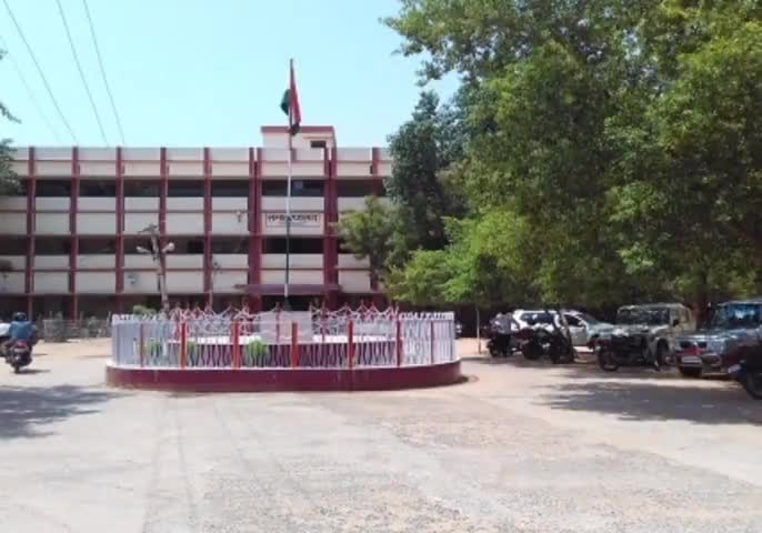 गढ़वा: गढ़वा डीसी ने समाहरणालय स्थित ईवीएम वेयरहाउस का किया निरीक्षण #डीसी #निरीक्षण