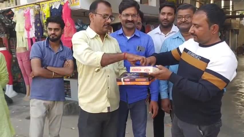 कुंडा: राजा भैया की जीत पर बिहार बाजार मे मनाया गया जश्न, अनिल सिंह पप्पू की अगुवाई मे बांटी गयी मिठाई दगाये गए पटाखे #जश्न