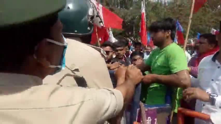 पटना ग्रामीण: गांधी मैदान के भगत सिंह चौक के पास विभिन्न मांगों को लेकर एआईएसएफ ने किया प्रदर्शन
#aisf #biharnews