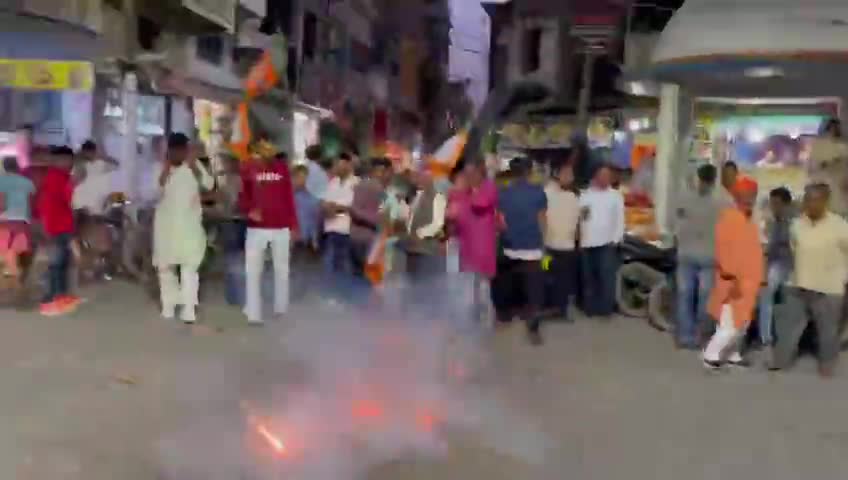 "4 राज्यों में प्रचंड जीत के बाद, जीत का जश्न, 
भारतीय जनता पार्टी की अभूतपूर्व विजय पर सभी देवतुल्य मतदाताओं और भाजपा कार्यकर्ताओं को बधाई !!

भाजपा की विजय पर #महनार मदन चौक पर जीत का जश्न मनाते हुए.... साथी कार्यकर्ताओं के साथ