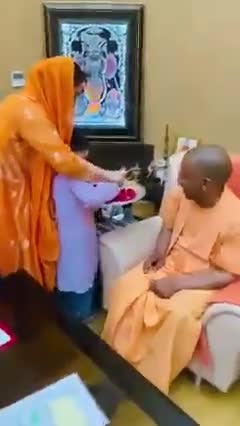 हाजीपुर: ऐतिहासिक जीत के बाद अपर्णा यादव योगी जी को तिलक लगाते हुए #hajipurहाजीपुर  #hajipurjalalpur  #vaishalinews  #yogi_baba
