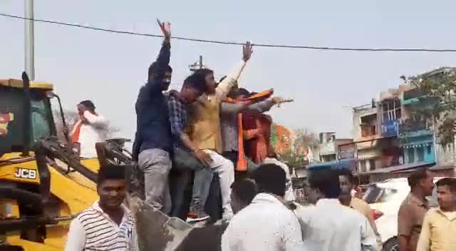 #हैदरगढ़ विधानसभा से दिनेश रावत की जीत पर खुशी मनाते हुए भाजपा समर्थक.......