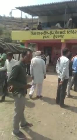 प्रधानमंत्री फसल बीमा का पैसा डालने के बाद बैंक में काफी भीड़ #फसल_बीमा