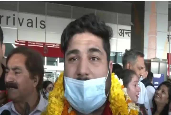 यूक्रेन से 600 भारतीय स्टूडेंट का दल पहुंचा भारत कहा सरकार के आभारी हैं हम
#newslive24 #indian_army #viralnews #news18