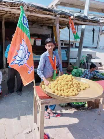 उमरदा कस्बे में भाजपा की जीत पर लड्डू वितरण होते हुए।
#BJP
#umarda 
#kannaujnews
