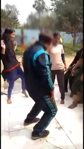 विभूतिपुर थाना क्षेत्र के #सिंघिया घाट के आरपीएफ जवान और #सुनीता सिलाई सेंटर के संचालक के बेटे #रविरंजन ने मनाया रलिया
