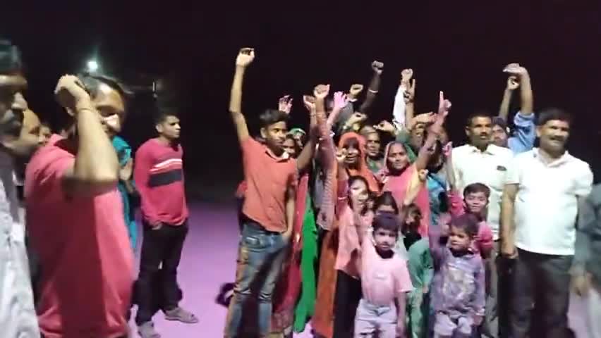 झांसी: Jila #jhansi ke bard no.22 bajrang nagar #bijuli me jeet ki khusi manate hue Shri #Adarsh Gupta ji