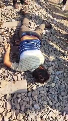 ###मैहर रेलवे लाइन पार करते समय
 युवक की हुई मौत###
😭😭😭😭😭😭