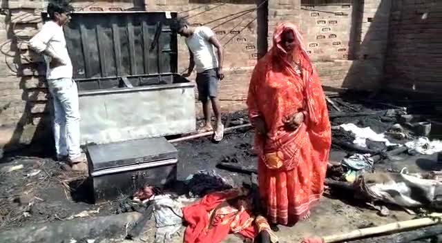 #देर रात्रि अज्ञात कारणों से ग्राम पंचायत चांदापुर के दो घरों में लगी आग
 आग लगने से हजारों का सामान जलकर हुआ खाक