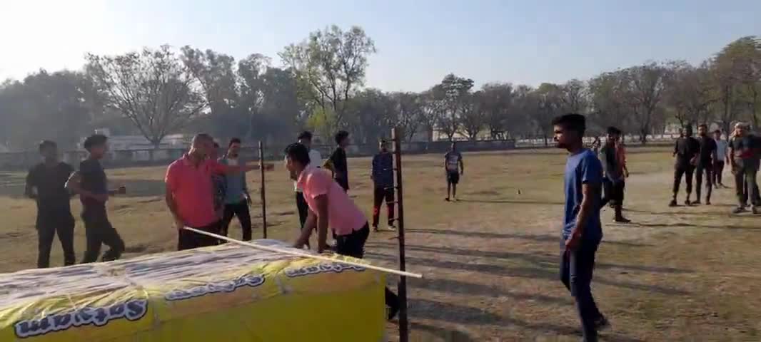 औरंगाबाद सिचाई कालोनी मे बिहार पुलिस  के शारीरिक जांच के तैयारी एवं टाइगर जम्प का छलांग लगा रहे युवक #####प्रमोद कुमार #
