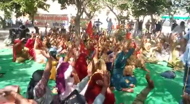 #टोहाना
पंचायत मंत्री के आवास पर ग्रामीण सफाई कर्मियों का प्रदर्शन