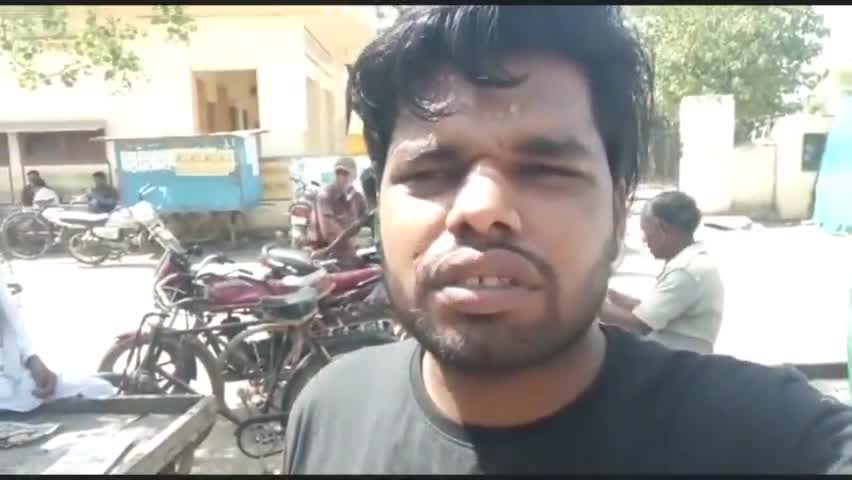 #सावा #गांव #चितौड़गढ़
गांव वालों का मित्र बना बंदर गांव वालों द्वारा कि जारी है सेवा