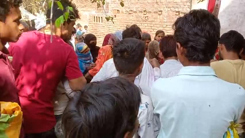 जैनपुर ग्राम सभा की राशन की दुकान पर होती है कालाबाजारी किसी को चावल किसी को चना किसी  को मिला है सिरफ नमक
#ration