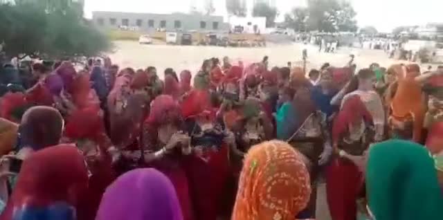 धोरीमन्ना: धोरीमन्ना क्षेत्र में होली का त्यौहार नजदीक आते ही महिलाओं ने लुर खेलनी की शुरू#holi2022