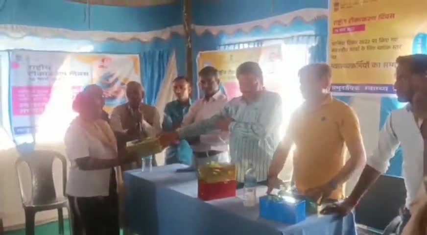 भवनाथपुर: तहसील CHC में आयोजित कार्यक्रम में उत्कृष्ट टीकाकरण कार्य करने वाले कर्मियों को किया गया सम्मानित #टीकाकरण