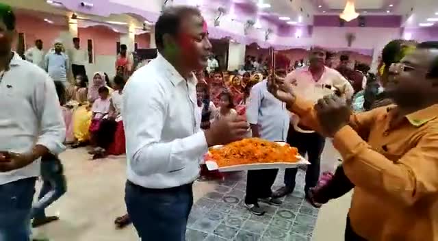 शाहजहां अंसारी ने किया होली मिलन समारोह 
फगुआ गीत भी लोगो ने गाया।
#madhubani #holidays