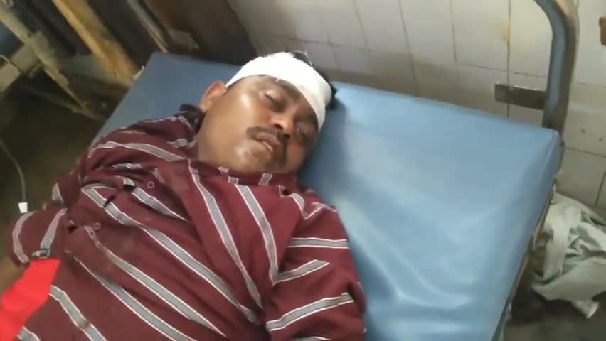 नगर के पास अज्ञात वाहन की टक्कर से बाइक चालक हुआ घायल, जिला अस्पताल से हायर सेंटर जयपुर रेफर