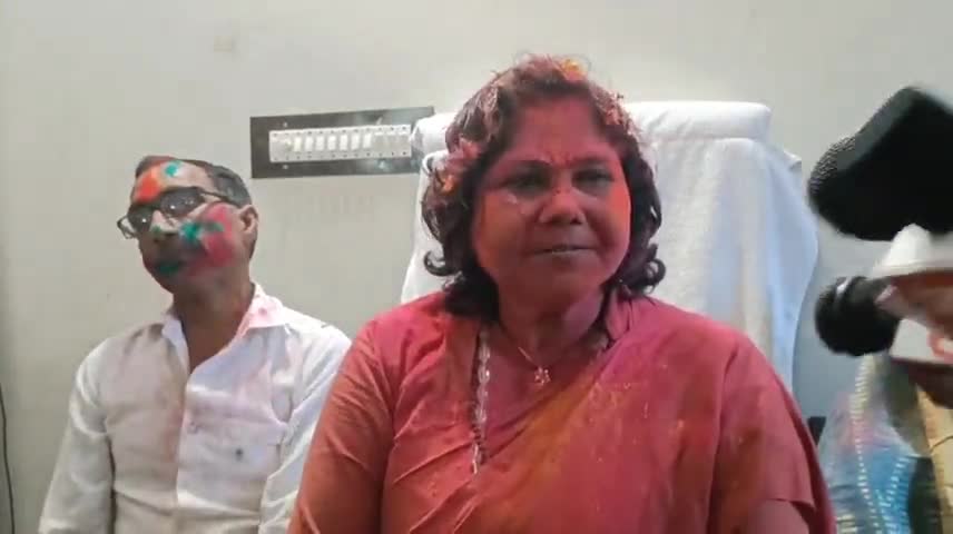 फतेहपुर: केंद्रीय मंत्री साध्वी निरंजन ज्योति ने हिजाब पर दिया बयान- सेना में बेटियां जाएंगी तो क्या वहां हिजाब पहनेंगी #हिजाब