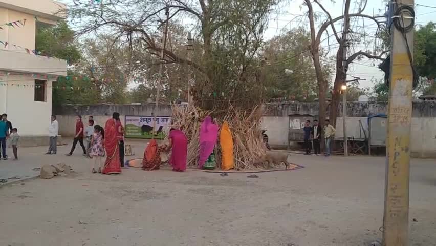 सवाई माधोपुर : होलिका दहन से पूर्व होलिका की पूजा करती महिलाएं

#holikadahan #swm #iamashu