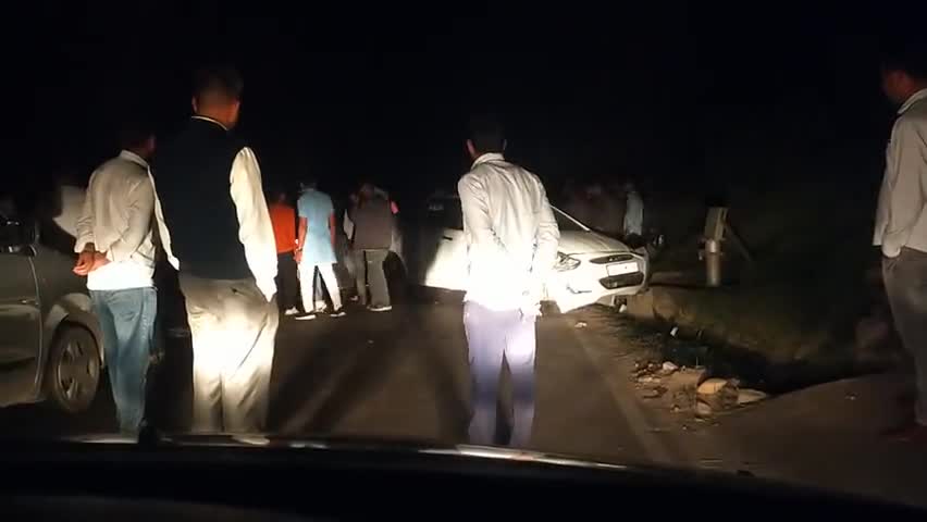 हमीरपुर: 16 की दर रात क्रीब 10 बजे सुजानपुर के दुसरका एम हुई दुर्घटना .चालक शरब पी के गाड़ी चला रहा था। #Shubham thakur