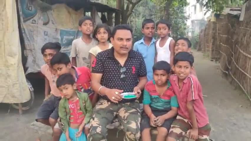 हथुआ: #समाजसेवी #संजय स्वदेश ने होली के पूर्व संध्या पर बच्चों के साथ #हथुआवासियो को दिया संदेश