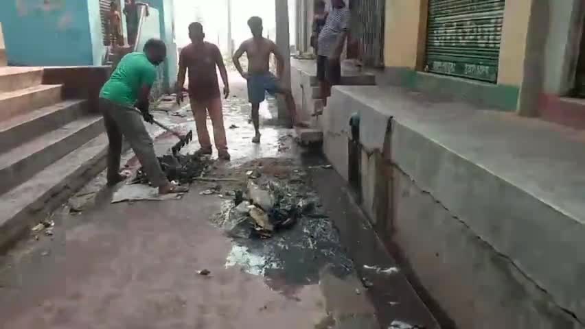 सेवराई: होली पर्व पर सेवराई बाजार में श्रमदान करके युवाओं ने किया नालियों की सफाई, जिम्मेदारों को दिखाया आईना #श्रमदान