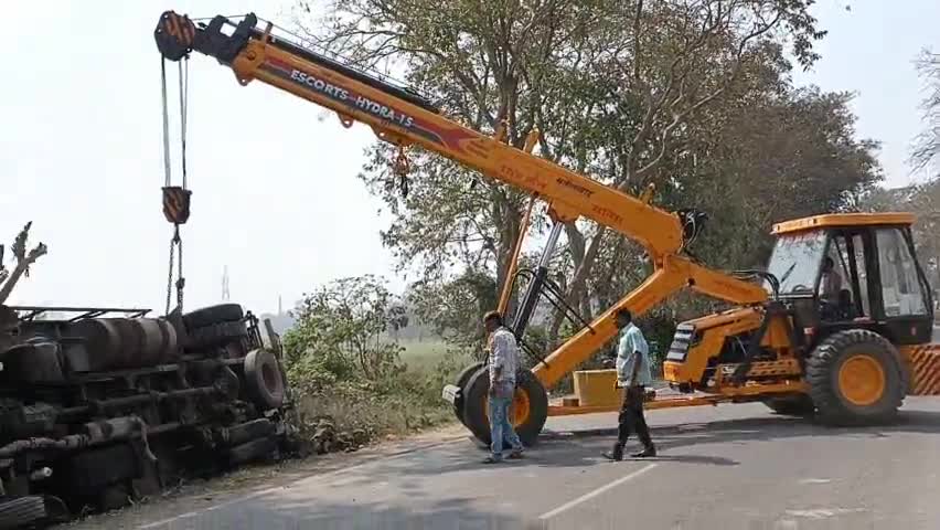 खलीलाबाद: #खलीलाबाद कोतवाली क्षेत्र के अंतर्गत चकदही खुदवा नाले के पास #अनियंत्रित ट्रक गड्ढे में गिरा नहीं हुई कोई जनहानि।