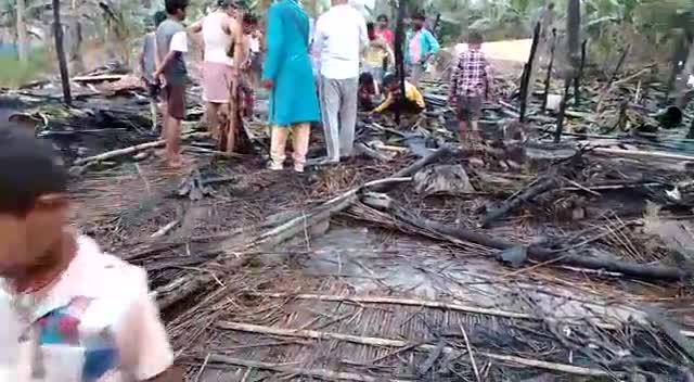 हाजीपुर: Bahut Hi #Dukhi Ki Baat Hai
Ki Aaij Apna Hi #Proshi Me
#Village Ishmaipur#Harauli Me 
7,8 #Ghar Jal Gaya Please Madat