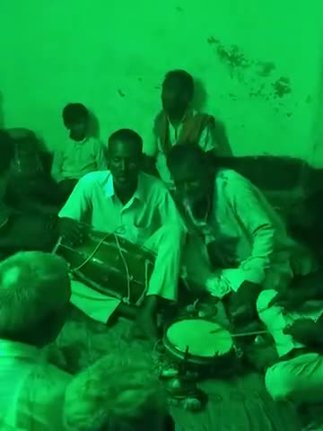 आमस: आमस प्रखंड के करमडीह गांव में ग्रामवासी हनुमान मंदिर के प्रांगण में होली का गायन बाजन का आनंद लेते हुए।
#हैप्पी होली