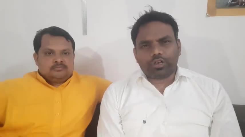 बलात्कार के आरोपी के साथ दिखे उप राष्ट्रपति वैंकेया नायडू, सामाजिक संगठनों ने जताई आपत्ति -
#AWGP #प्रणव_पांड्या