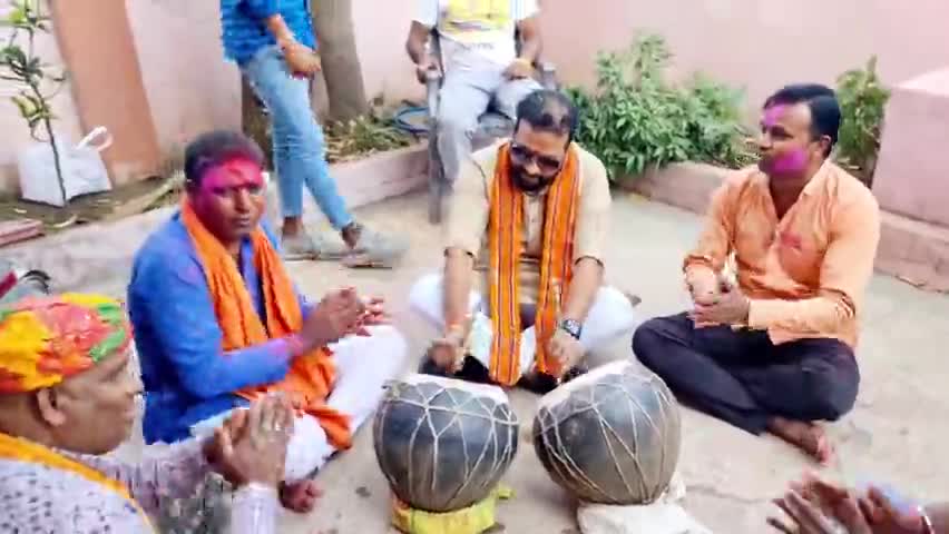 फाग गीत के मज़ा नंगाडा बाजा के....

मुख मुरली बजाये छोटे से श्याम कन्हैया...

#Holi #Holi2022 #Instareels