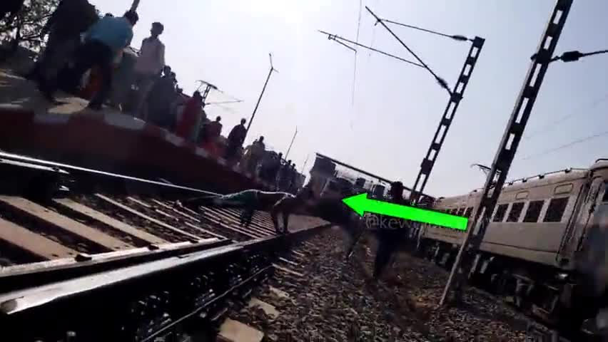 लखीसराय रेलगाड़ी के आगे पुश अप मारता दिखा युवक, ड्राइवर बोला हट जाओ हट जाओ।
#लखीसराय #lakhisarai #railway