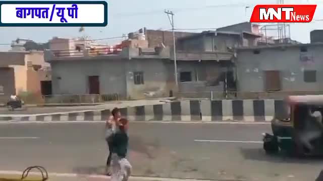 बागपत/यू पी की होली पर दो युवकों द्वारा एक ऑटो पर पानी का गुबार फकने से ऑटो पलट जाती है,#ये होली रंग नही खून की होती जा रही है।