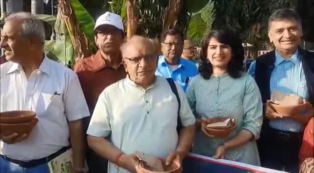 GWL-विश्व गौरैया दिवस पर दाना पानी फॉर बर्ड्स समूह ने पक्षियों के लिए वितरित किए सकोरे
#gwalior #gwaliornews #bjp #birds