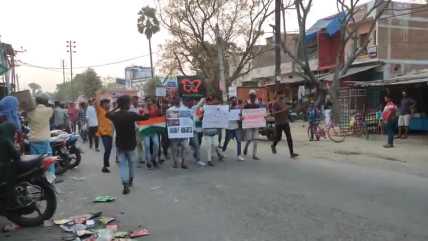 हथुआ: राष्ट्रीय बजरंग दल ने #हथुआ बाज़ार में 
#TheKashmirFiles फ़िल्म के समर्थन में निकाली रैली।