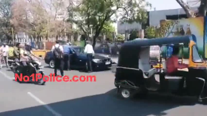 भोपाल रईसजादे की पुलिसकर्मियो को BMW कार से कुचलने की कोशिश
#bhopal #bhopalnews #bjp #congress #mppolice #narottammishra
