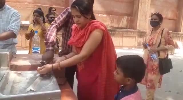 भीषण गर्मी में #ताजमहल देखने आए सैलानी पीने के पानी को तरसे, नल से मुंह लगाकर पानी पीने को मजबूर सैलानी.
#tajmahalagra