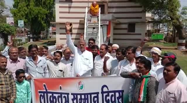 लोकतंत्र के सम्मान में खरगोंन कांग्रेस मैदान में 

#drgovindmujalda