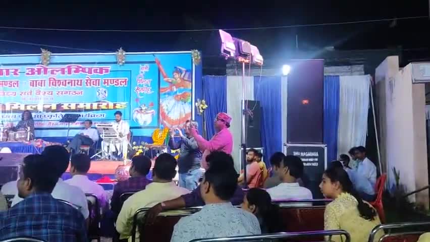 चुनार: चुनार ओलम्पिक युवा व्यापार मंडल एवं अन्य के संयुक्त तत्वावधान में होली मिलन समारोह सम्पन्न #muddekibatnews#chunar#holi