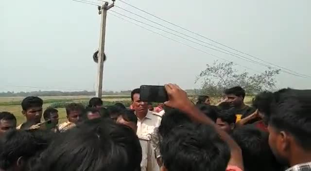 #खौफनाक
#बीड़ी_चौक से #मदनपुर वाला #सड़क_मार्ग जाने की क्रम में
#तरौना के एक  #युवक_को_पीटकर_मौत के घाट उतार दिया और मौत