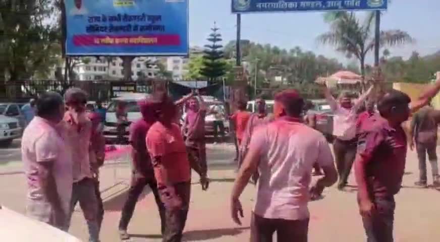 माउंट आबू में वर्मा टैक्सी यूनियन एवं अरावली टैक्सी यूनियन ने संयुक्त रूप से मनाई होली