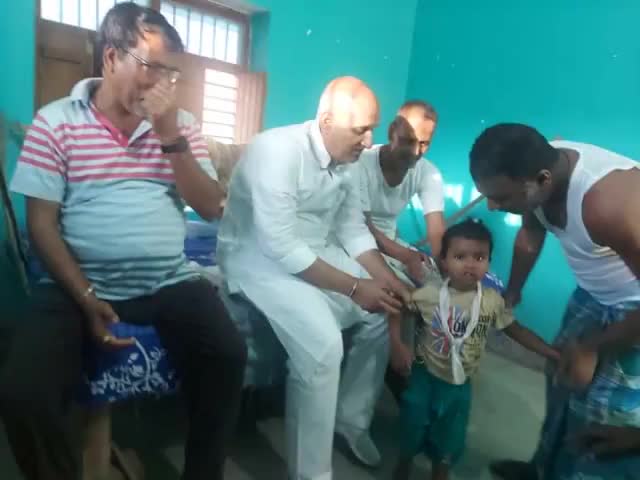 पिछले दिनों श्रीपुर चकला निवासी बिनोद यादव के 24 वर्षीय इकलौता पुत्र की सड़क दुर्घटना में #मृत्यु हो गई थी।शोकाकुल परिवार से मिलकर संवेदना प्रकट किया एवं हर समय साथ खड़ा रहने का भरोसा दिलाया। चंद्रशेखर यादव विधायक एवं पूर्व मंत्री बिहार सरक