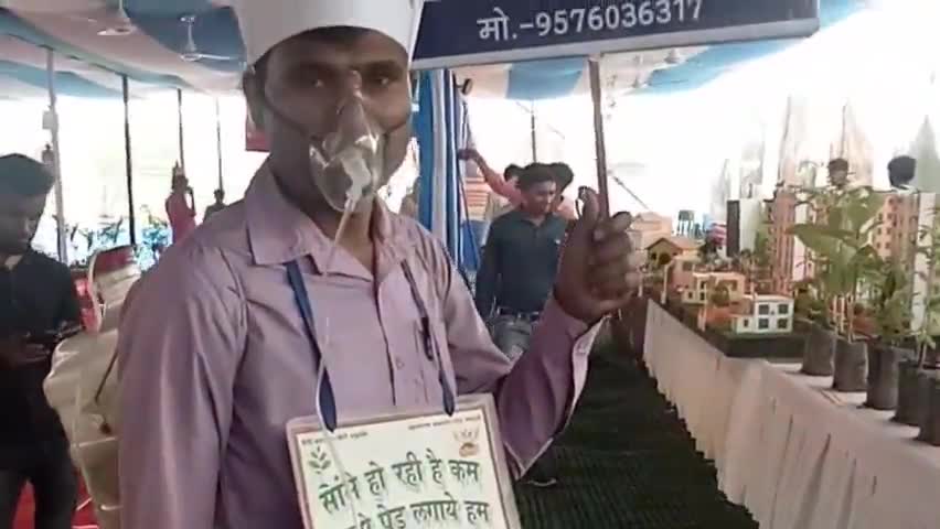 पटना ग्रामीण: बिहार दिवस में घूम-घूमकर लोगों को पर्यावरण संरक्षण का संदेश दे रहा राजेश कुमार सुमन #bihardivas #oxygenman