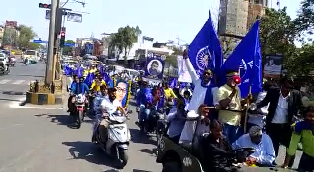 #देवास म.प्र.
#भीमआर्मी, #आजाद_समाज_पार्टी के कार्यकर्ताओं का फूटा गुस्सा।
#डॉ.#अंबेडकर_पार्क #नूतन_नगर के #सौंदर्यकरण और #निर्माण_कार्य को #रोके_जाने के #विरोध मे #रैली_निकाल #ज्ञापन #देने_आए_लोगो_ने #कलेक्ट्रेट_परिसर में, #धरना