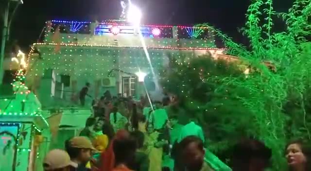 चरखारी :#गोपाल_जू_मंदिर में #रंगपंचमी के अवसर पर भव्य रंगों, गुलाल के साथ #होली कार्यक्रम का आयोजन किया गया गुलाल व फूलों की वर्षा की गई