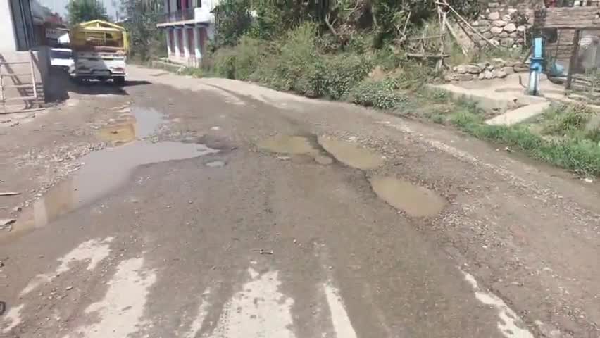 लडभड़ोल: पब्लिक ऐप की खबर का हुआ असर, लोक निर्माण विभाग ने 48 घंटों के भीतर भरे बलोटु के पास पड़े गड्ढे #खबर_का_असर